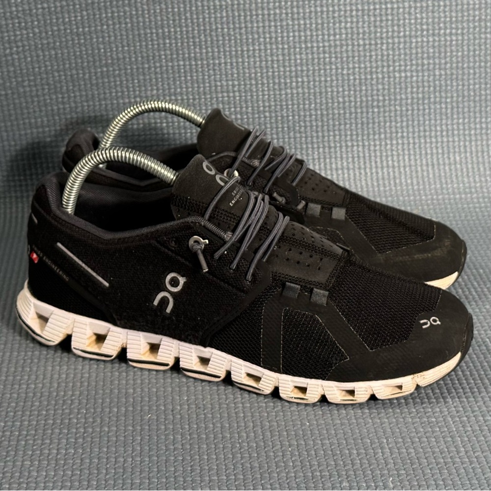 On Cloud 5 Women’s On Running Black White Running Shoes Size 9